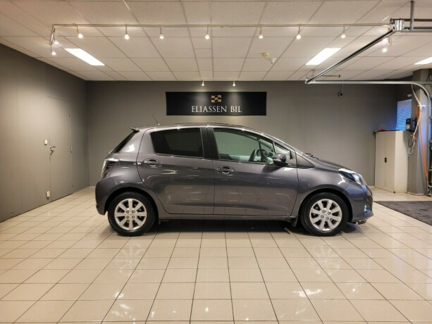 toyota-yaris-elektrisitetbensin-2014-big-3