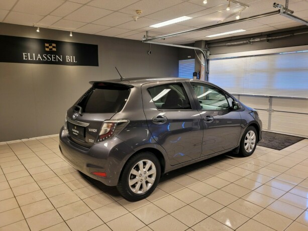 toyota-yaris-elektrisitetbensin-2014-big-4