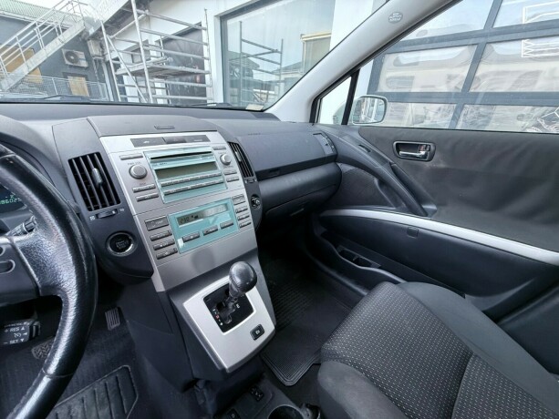 toyota-corolla-verso-bensin-2007-big-14