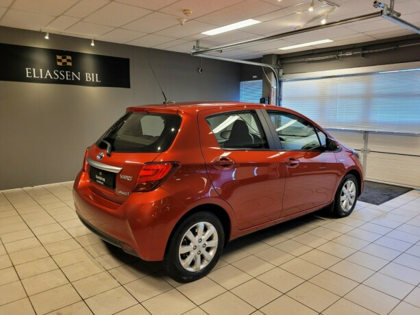 toyota-yaris-elektrisitetbensin-2015-big-5