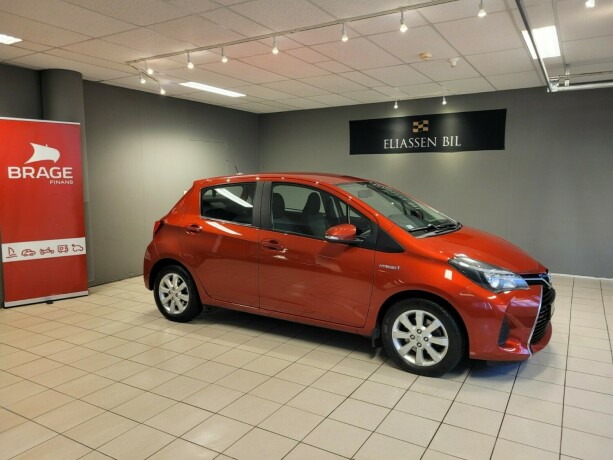 toyota-yaris-elektrisitetbensin-2015-big-3