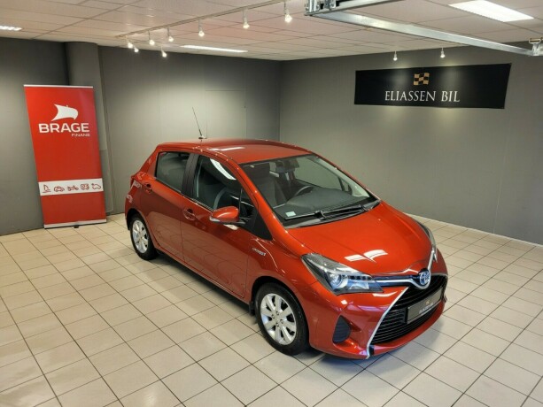 toyota-yaris-elektrisitetbensin-2015-big-2