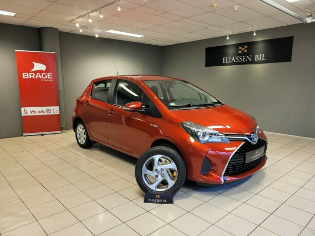 toyota-yaris-elektrisitetbensin-2015-big-0