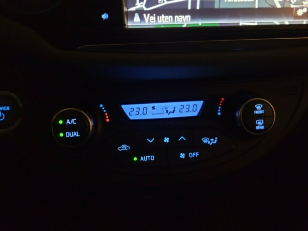 toyota-yaris-elektrisitetbensin-2015-big-22