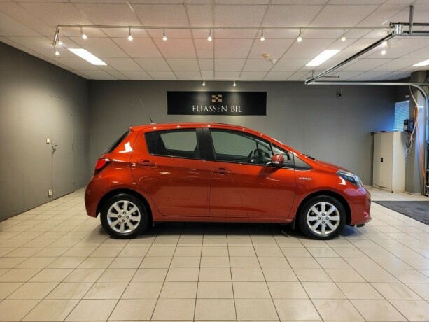 toyota-yaris-elektrisitetbensin-2015-big-4