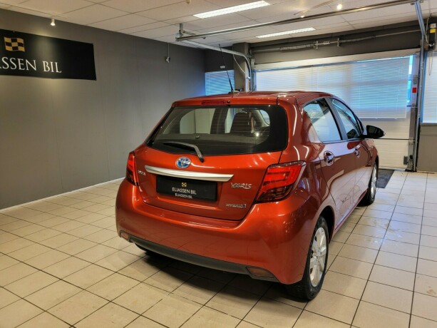 toyota-yaris-elektrisitetbensin-2015-big-6