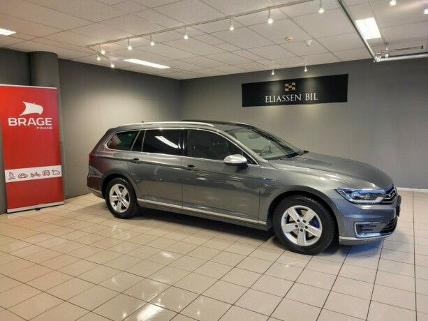 volkswagen-passat-plug-in-petrol-2016-big-3