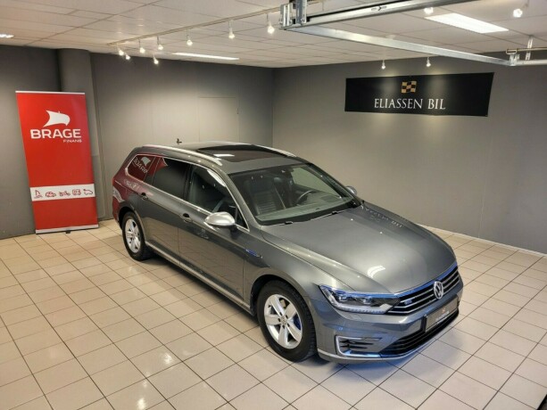 volkswagen-passat-plug-in-petrol-2016-big-2