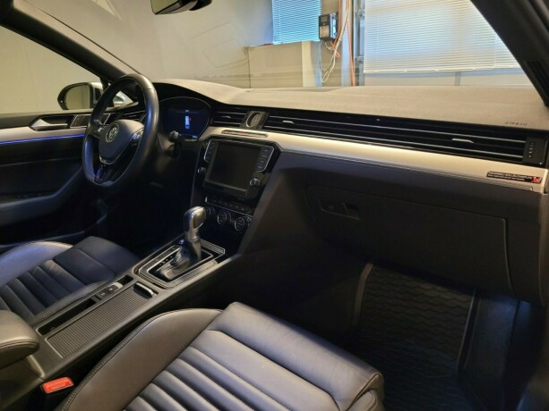 volkswagen-passat-plug-in-petrol-2016-big-14