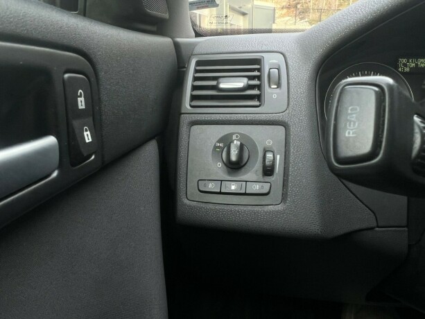 volvo-v50-diesel-2011-big-19