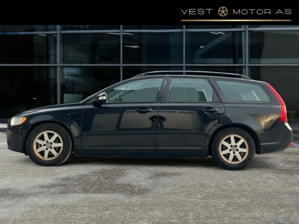 volvo-v50-diesel-2011-big-3