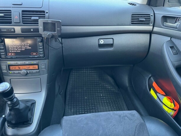 toyota-avensis-diesel-2009-big-15