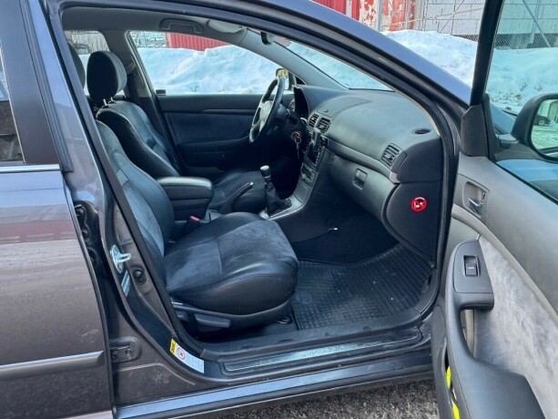 toyota-avensis-diesel-2009-big-11