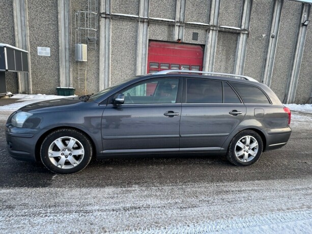 toyota-avensis-diesel-2009-big-3