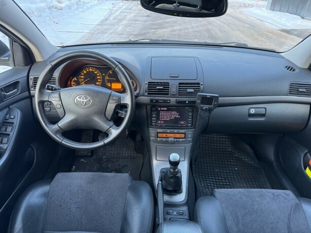 toyota-avensis-diesel-2009-big-12