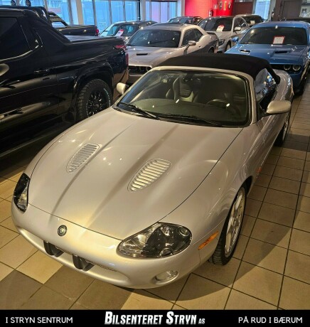 jaguar-xk-bensin-2003-big-1