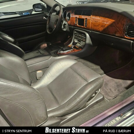 jaguar-xk-bensin-2003-big-12