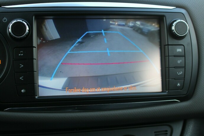 toyota-yaris-elektrisitetbensin-2015-big-12