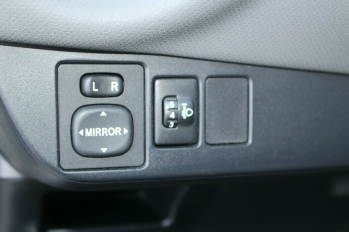 toyota-yaris-elektrisitetbensin-2015-big-8