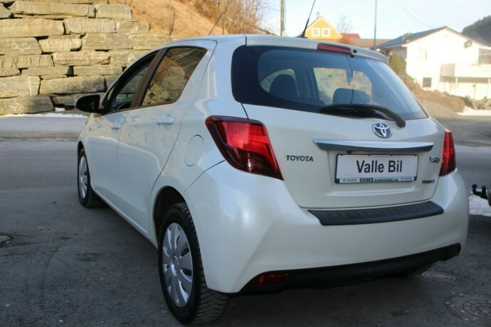 toyota-yaris-elektrisitetbensin-2015-big-3