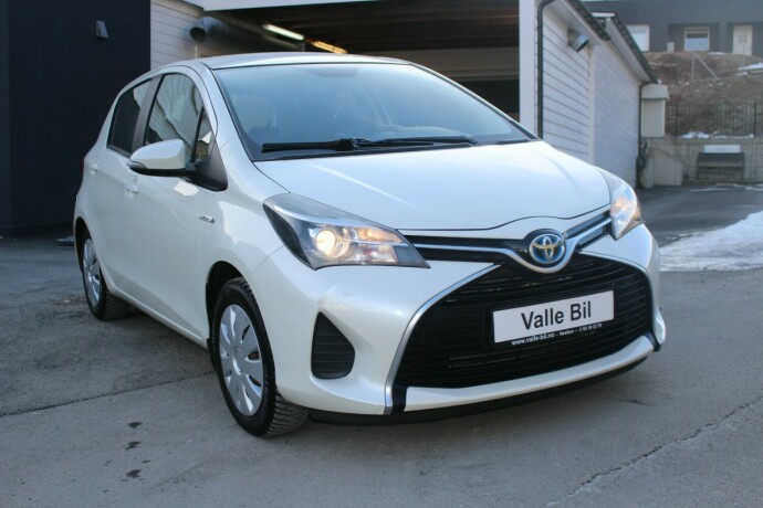 toyota-yaris-elektrisitetbensin-2015-big-0