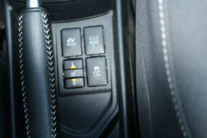 toyota-yaris-elektrisitetbensin-2015-big-16