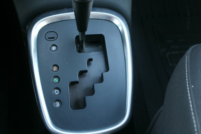 toyota-yaris-elektrisitetbensin-2015-big-15