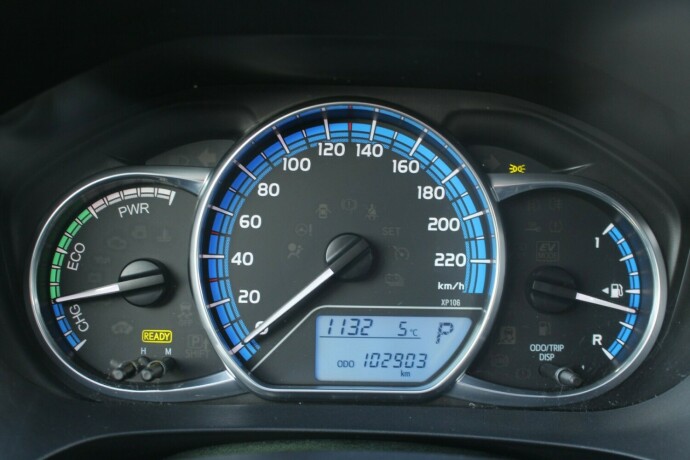 toyota-yaris-elektrisitetbensin-2015-big-9