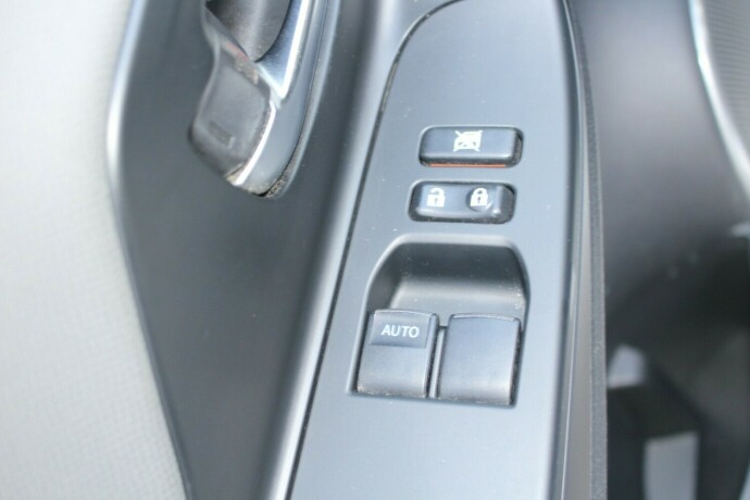 toyota-yaris-elektrisitetbensin-2015-big-7