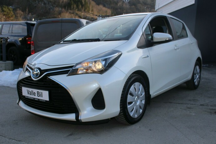 toyota-yaris-elektrisitetbensin-2015-big-1