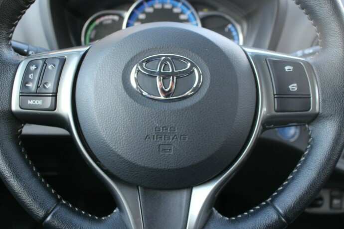 toyota-yaris-elektrisitetbensin-2015-big-10