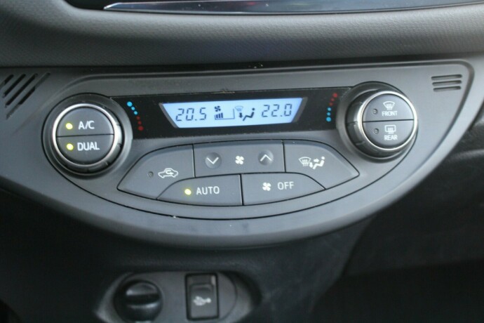 toyota-yaris-elektrisitetbensin-2015-big-14