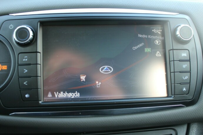 toyota-yaris-elektrisitetbensin-2015-big-11