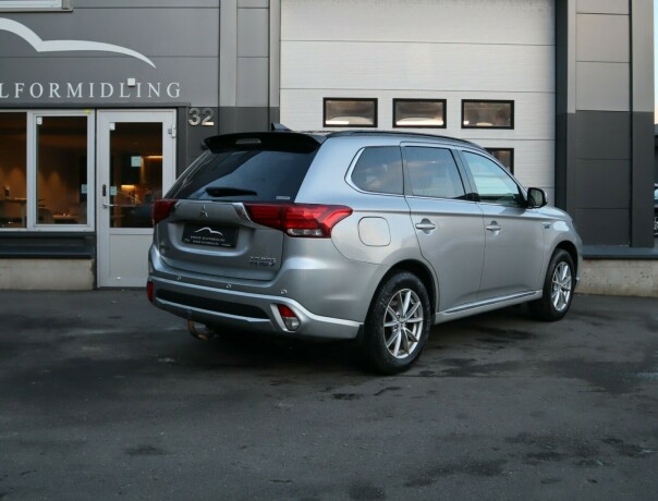 mitsubishi-outlander-elektrisitetbensin-2018-big-1