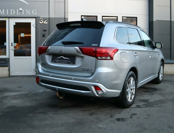 mitsubishi-outlander-elektrisitetbensin-2018-big-3