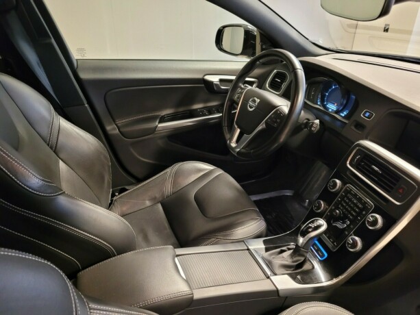 volvo-v60-plug-in-diesel-2017-big-16