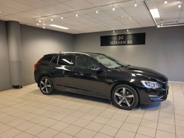 volvo-v60-plug-in-diesel-2017-big-2