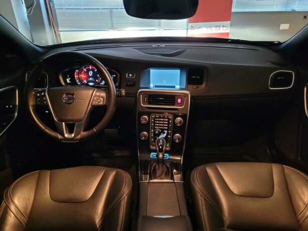 volvo-v60-plug-in-diesel-2017-big-37