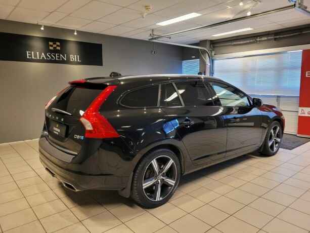 volvo-v60-plug-in-diesel-2017-big-4