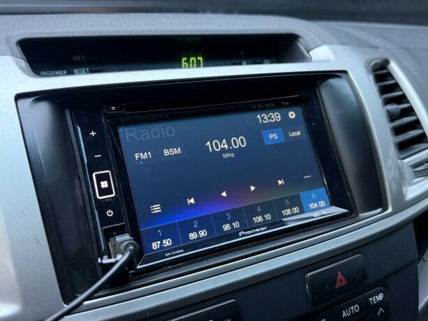 toyota-hilux-diesel-2012-big-19