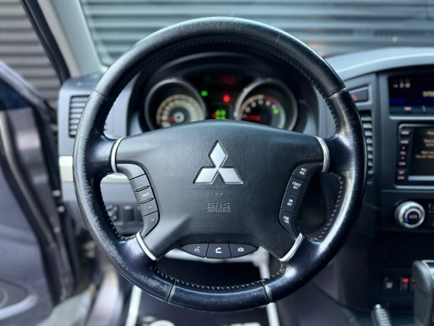 mitsubishi-pajero-diesel-2011-big-12