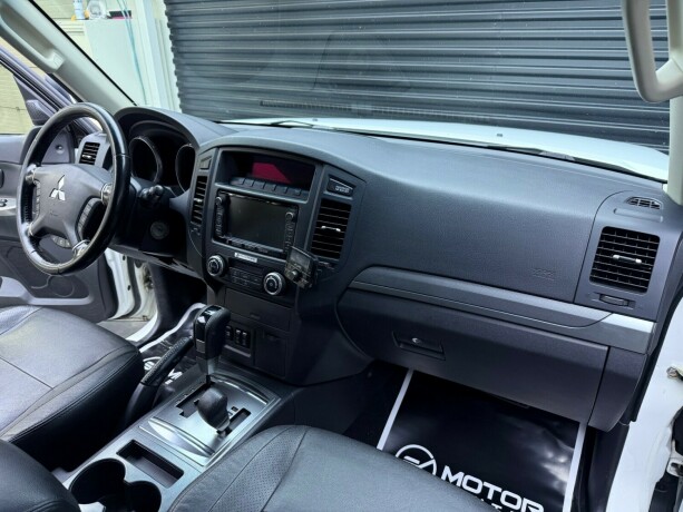 mitsubishi-pajero-diesel-2013-big-11