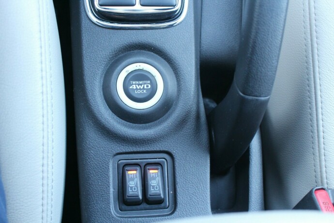 mitsubishi-outlander-elektrisitetbensin-2015-big-22