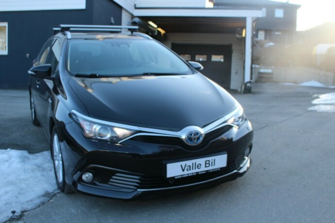 toyota-auris-elektrisitetbensin-2016-big-0