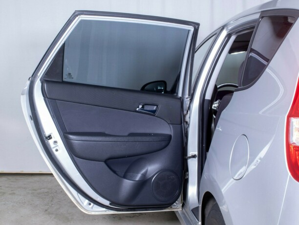 hyundai-i30-diesel-2012-big-18