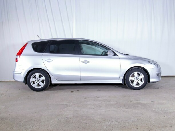 hyundai-i30-diesel-2012-big-5
