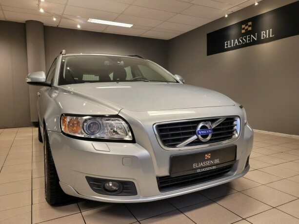 volvo-v50-diesel-2011-big-10