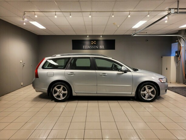 volvo-v50-diesel-2011-big-3