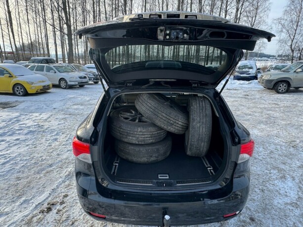 toyota-avensis-diesel-2012-big-10