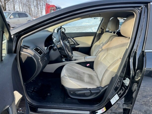 toyota-avensis-diesel-2012-big-12